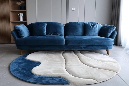 Quelle couleur de tapis avec un canapé bleu marine ?