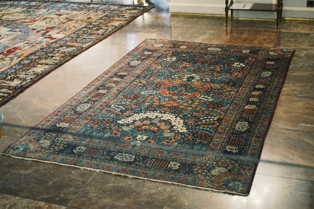 Tapis persan authentique aux motifs traditionnels posé au sol