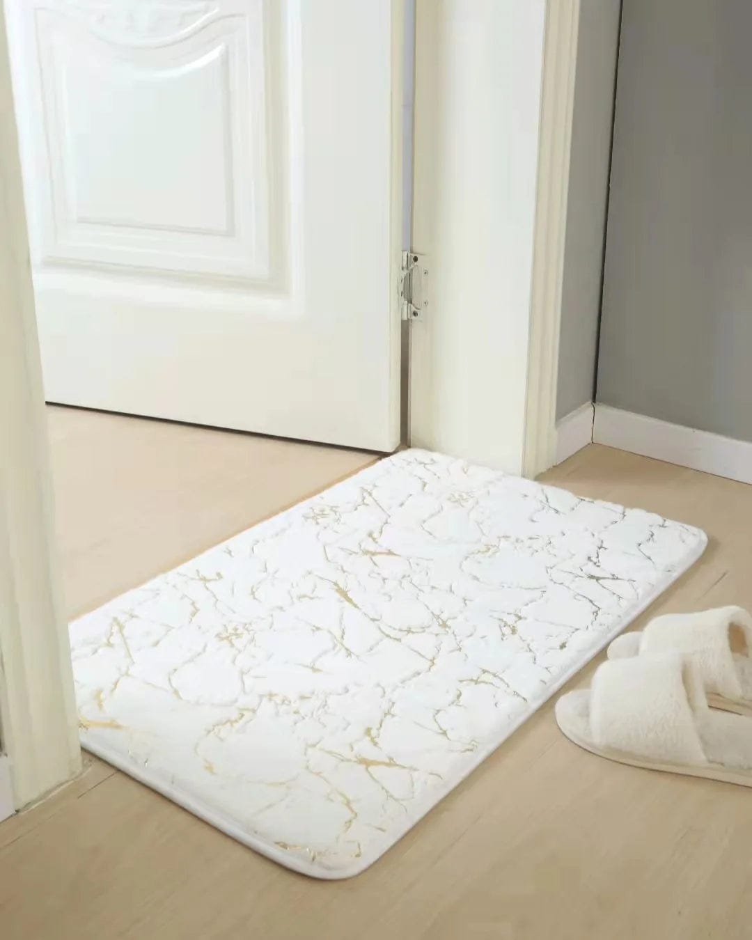 Tapis de bain blanc et doré